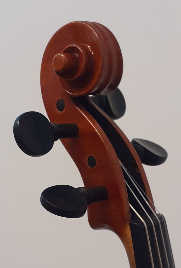 violine-maggini-klein-schnecke-schraeg-seitlich-1